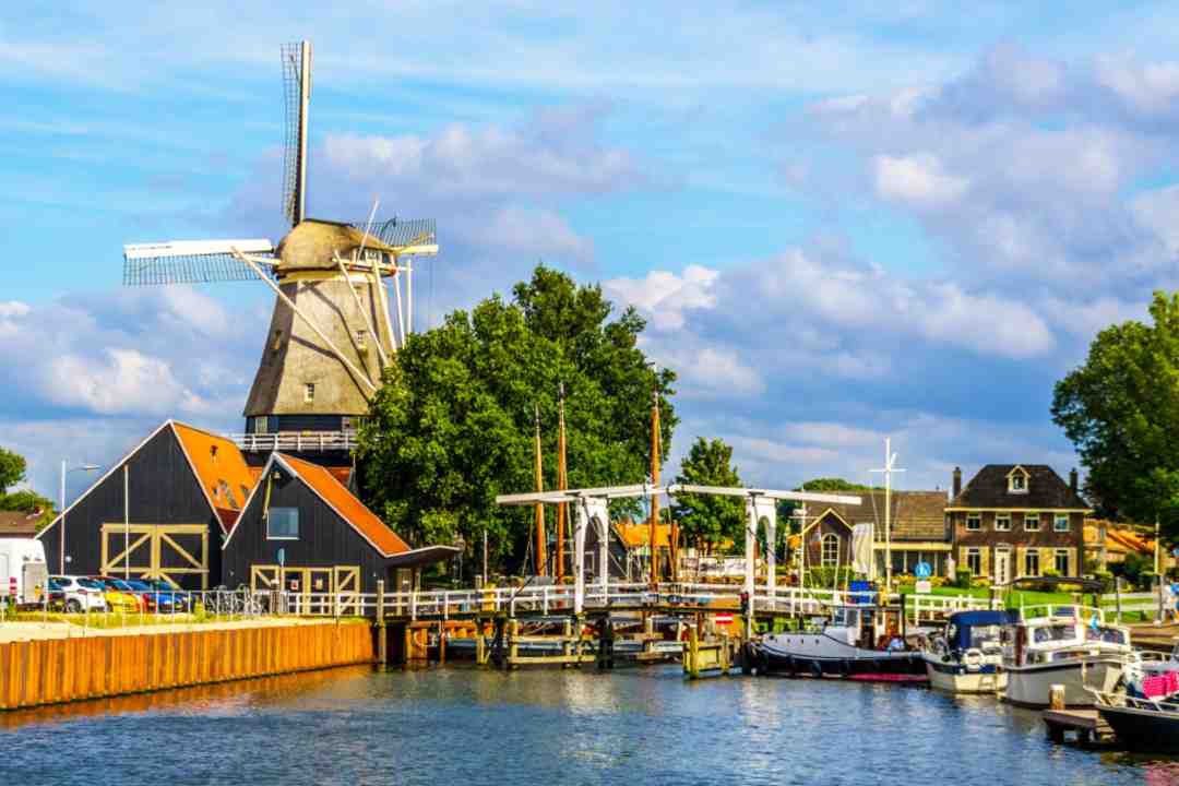 Elegant escort arriving for private escort service in Harderwijk